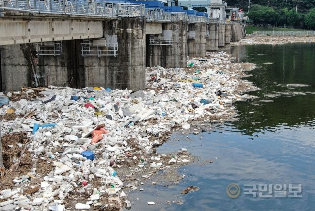 5일 경기도 하남 팔당댐에 지난주 내렸던 장맛비에 유입된 쓰레기와 부유물이 가득 쌓여있다.