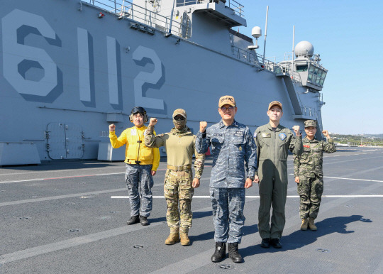 올해 미국 주도의 세계 최대 규모 다국적 해상 훈련인 ‘환태평양훈련’(RIMPAC·림팩)에 사상 최대 규모의 우리 해군 전단이 편성됐다. 사진은 림팩에 처음 참가한  대형 수송함 ‘마라도함’을 배경으로 촬영한 장병들. 해군 제공