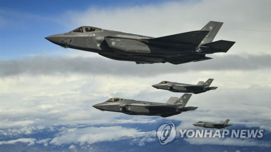 미 공군의 F-35A 스텔스 전투기. 5일 6대가 군산 미 공군기지에 배치됐으며 F-35A 한국 전개는 4년 7개월 만이다. 미 공군 제공. 연합뉴스