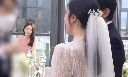 Female duo Davisi member Kang Min-kyung, 31, expressed her feelings after the Lee Hae-ri (37) marriage ceremony.On the afternoon of the 5th, Kang Min-kyung said to his instagram, I sent my sister well.I am soothing the empty mind with marriage V-log video editing .. Please wait a little, Lee Hae-ri V-log coming soon .In addition, he posted a video of the marriage scene, which Kang Min-kyung laughed with a resigned expression next to his happy bride Lee Hae-ri.Bright wedding hall atmosphere captures Eye-catchingAs the netizens cheers poured in, Kang Min-kyung added a comment saying: The humor is...Lee Hae-ri, who saw this, said, It is a good thing to see you again.Whats wrong with my tear glands, and I cry again, said Lyn (real name Lee Se-jin and 40), a singer who sang the celebration.Lee Hae-ri marriages with her non-entertainment boyfriend on ThursdayThe society was played by comedian Jang Doyeon (37), and Lyn, Baek Ji-young (46) and Lee Jae-in (48) came to the celebration to shine their righteousness.