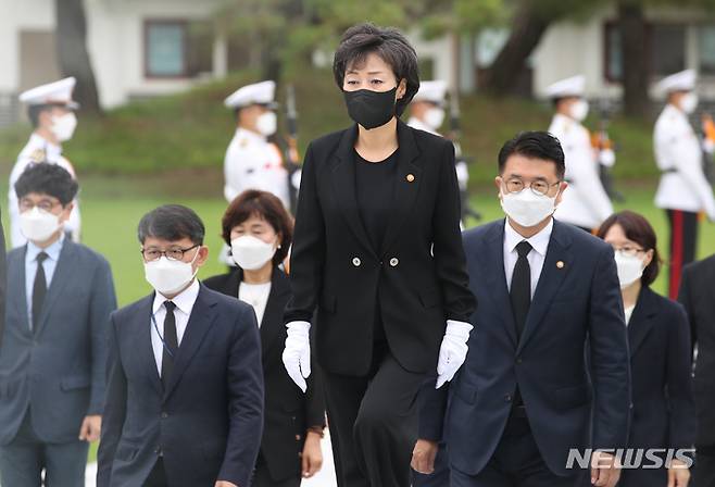 [서울=뉴시스] 김진아 기자 = 박순애 신임 사회부총리 겸 교육부 장관이 5일 서울 동작구 국립서울현충원을 찾아 참배하고 있다. 2022.07.05. photo@newsis.com