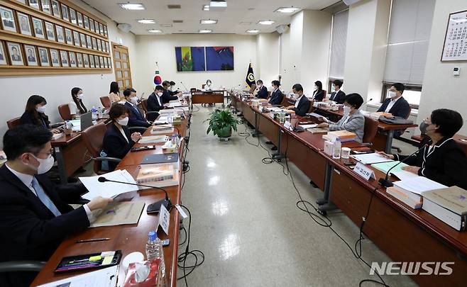 [서울=뉴시스] 조성우 기자 = 김영란 대법원 양형위원회 위원장이 지난 4일 오후 서울 서초구 대법원에서 열린 117차 양형위원회 회의를 주재하고 있다. 2022.07.04. xconfind@newsis.com