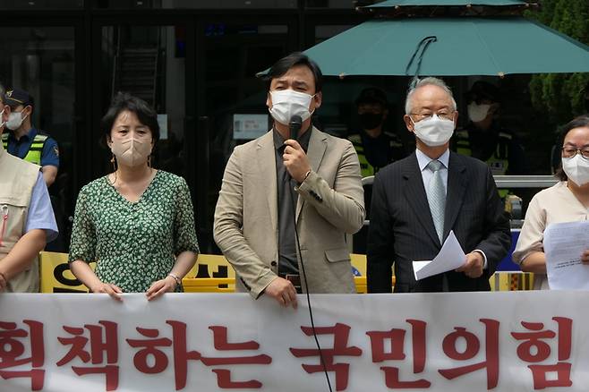 [서울=뉴시스] 5일 서울 여의도에 있는 국민의힘 당사 앞에서 열린 '방송장악 획책 국민의힘 규탄' 공동기자회견에 참석한 윤창형 전국언론노동조합 위원장(가운데) (사진=전국언론노동조합 제공) 2022.07.05. photo@newsis.com *재판매 및 DB 금지