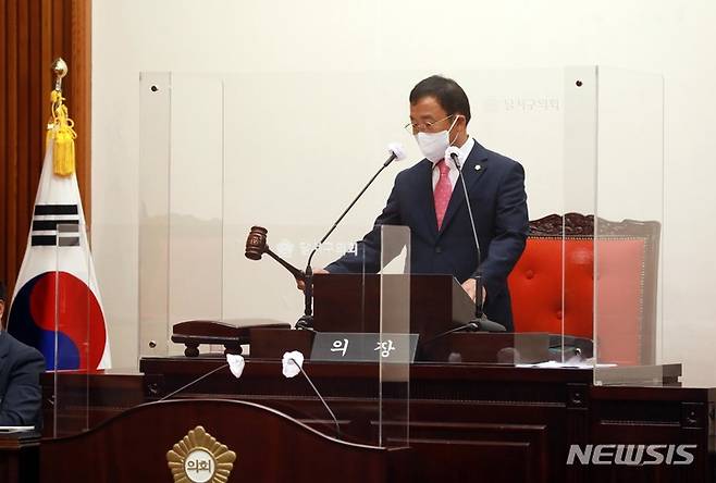 [대구=뉴시스]김정화 기자 = 제9대 대구 달서구의회 전반기 의장에 국민의힘 김해철(상인1·2동) 의원이 선출됐다. (사진 = 대구 달서구의회 제공) 2022.07.05. photo@newsis.com