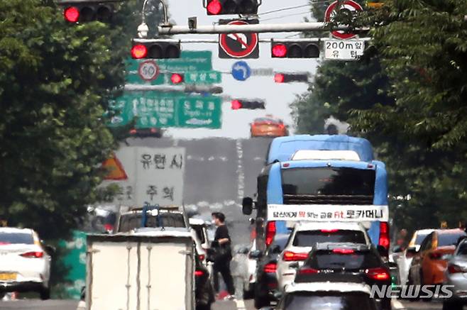 [서울=뉴시스] 조성우 기자 = 전국 대부분 지역에 폭염특보가 내려진 4일 오후 서울 강남구 테헤란로 일대에 아지랑이가 피어오르고 있다. 2022.07.04. xconfind@newsis.com