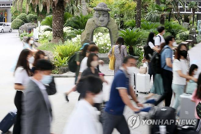 제주 찾은 관광객들 [연합뉴스 자료사진]