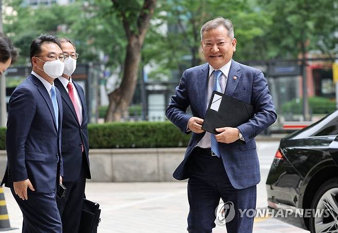 경찰위원회 참석하는 이상민 행안부 장관 (서울=연합뉴스) 임헌정 기자 = 이상민 행정안전부 장관이 5일 서울 서대문구 국가경찰위원회 회의장으로 향하고 있다. 2022.7.5 kane@yna.co.kr