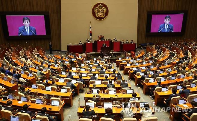 당선인사하는 김진표 신임 국회의장 (서울=연합뉴스) 백승렬 기자 = 김진표 신임 국회의장이 4일 오후 서울 여의도 국회에서 열린 제398회 국회(임시회) 제1차 본회의에서 당선인사를 하고 있다. 2022.7.4 [국회사진기자단] srbaek@yna.co.kr