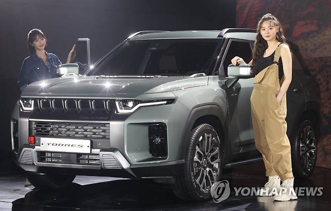 쌍용자동차 SUV 토레스 출시 (영종도=연합뉴스) 류효림 기자 = 5일 인천 영종도 네스트 호텔에서 열린 쌍용자동차 SUV 토레스 언론공개 행사에서 모델들이 차량을 소개하고 있다. 2022.7.5 ryousanta@yna.co.kr