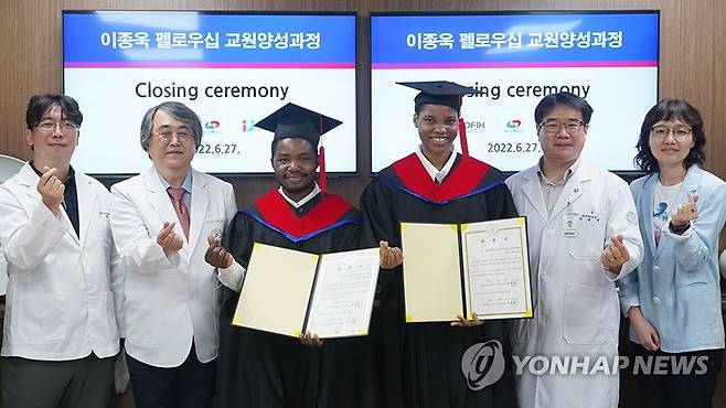 한국에서 석사 학위 받았어요 (김해=연합뉴스) 경남 김해시 인제대학교 의대에서 2년간 기초의학 석사 과정을 마친 아프리카 모잠비크 젊은 의사 2인. 왼쪽부터 주니어 안토니오(30), 마티코 이빌리지(30·여). 2022.7.5 [인제대학교 제공. 재판매 및 DB 금지] seaman@yna.co.kr