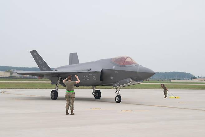 미 F-35A 한국 도착 (서울=연합뉴스) 5일 미 공군 알래스카 아일슨 공군기지의 F-35A 전투기가 한국 공군과 연합훈련 및 공중 작전을 수행하기 위해 한국에 도착했다. 2022.7.5  [주한미군 제공. 재판매 및 DB 금지]