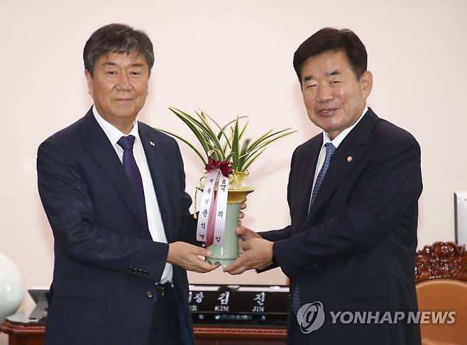 취임 축하 난 전달받는 김진표 국회의장 (서울=연합뉴스) 이정훈 기자 = 김진표 국회의장(오른쪽)이 5일 오후 국회의장실을 예방한 김대기 대통령실 비서실장으로부터 윤석열 대통령의 축하 난을 전달받고 있다. 2022.7.5 [국회사진기자단] uwg806@yna.co.kr