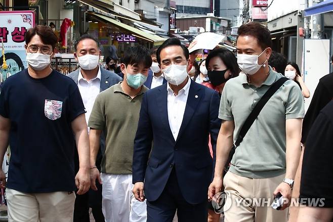 홍대거리 찾은 박홍근 (서울=연합뉴스) 더불어민주당 박홍근 원내대표가 5일 서울 마포구 홍대거리 상점가를 방문해 상인들을 만나기 위해 이동하고 있다. 2022.7.5 [국회사진기자단] uwg806@yna.co.kr