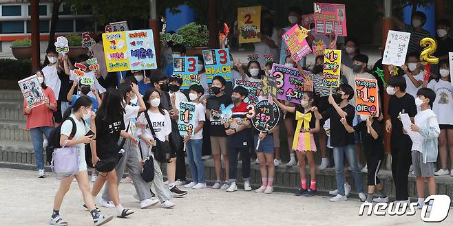 6일 오전 경기 수원시 권선구 능실초등학교에서 학생들이 '2022년도 2학기 학생자치회 임원선거' 선거운동을 하고 있다. 2022.7.6/뉴스1 © News1 김영운 기자