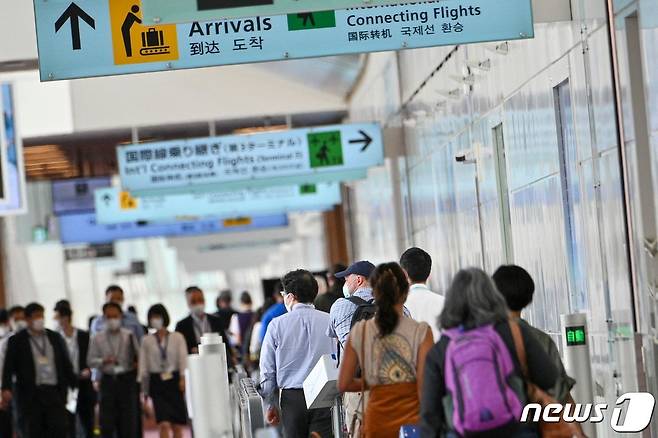 1일 (현지시간) 일본 도쿄 하네다 공항에 도착한 승객들이 코로나19 격리소로 이동을 하고 있다. © AFP=뉴스1 © News1 우동명 기자