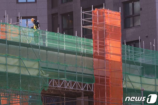 중대재해처벌법 시행 첫날인 1월27일 서울 시내 한 공사장에서 공사 관계자들이 작업을 하고 있다. (사진은 기사와 직접적인 관련이 없습니다) 2022.1.27/뉴스1 © News1 황기선 기자