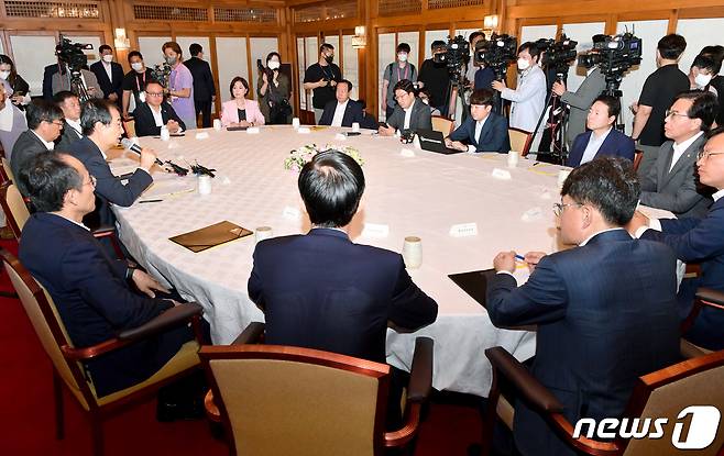 한덕수 국무총리가 6일 서울 삼청동 총리공관에서 열린 제1차 고위 당정협의회에서 발언하고 있다. 2022.7.6/뉴스1 © News1 국회사진취재단