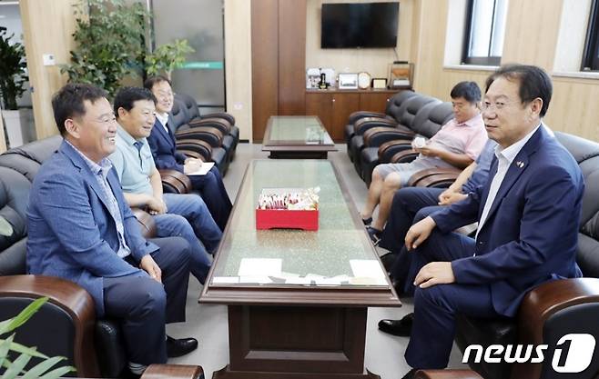 송인헌 괴산군수(오른쪽)가 취임 이후 괴산증평축협 등을 방문하는 등 소통행보를 이어가고 있다.(괴산군 제공)© 뉴스1