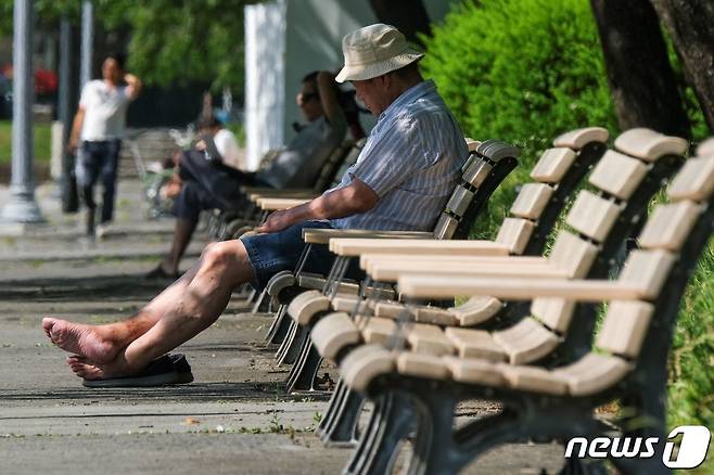 29일 일본 도쿄에서 한 남성이 햇볕을 피해 그늘에 앉아있다. 22.06.29 © AFP=뉴스1 © News1 김예슬 기자