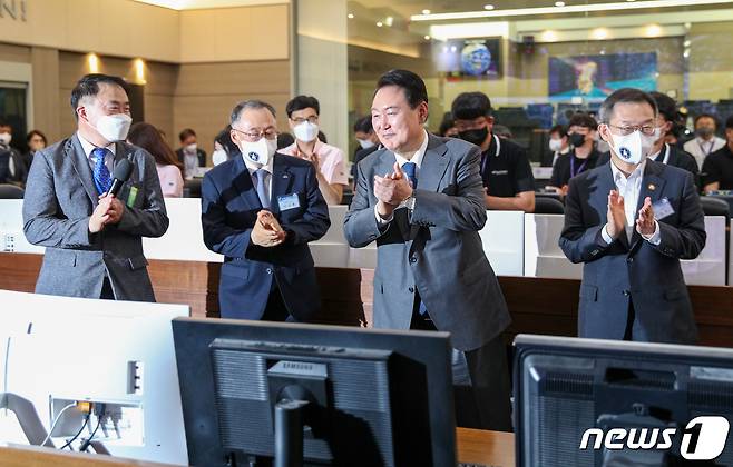 윤석열 대통령이 6일 오후 대전 유성구 한국항공우주연구원에서 열린 우주경제 비전 선포식을 마친 후 위성운영동 종합관제실을 찾아 직원들을 격려하고 있다. 대통령실사진기자단 2022.7.6/뉴스1 © News1 안은나 기자