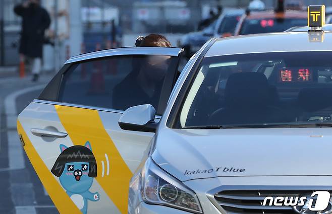 사진은 24일 서울역에서 주행중인 카카오T 택시 모습. 2022.2.24/뉴스1 © News1 허경 기자