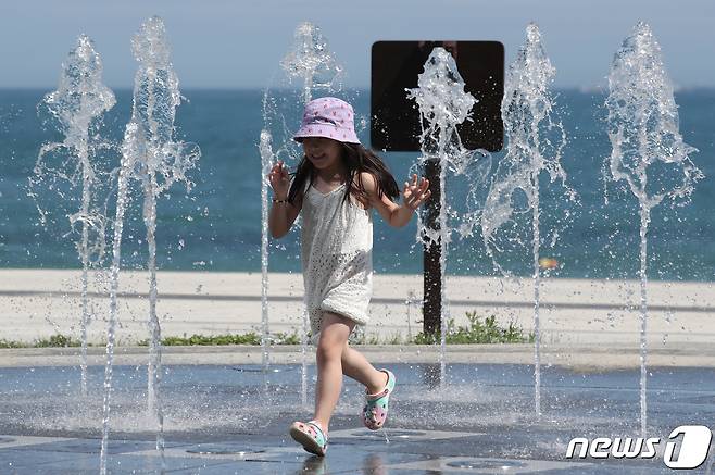 폭염주의보가 발효된 4일 부산 해운대구 해운대해수욕장 부근 분수대에서 한 어린이가 더위를 식히고 있다. 2022.7.4/뉴스1 © News1 김영훈 기자