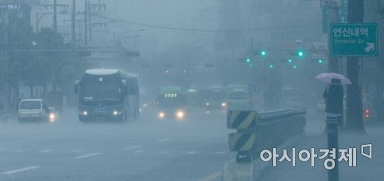 장마 전선의 영향으로 수도권에 호우경보가 발령된 30일 서울 증산교 인근에서 차량이 물보라를 일으키고 있다./강진형 기자aymsdream@