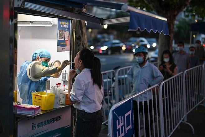 5일 중국 상하이에서 시민들이 코로나 검사를 받고 있다. 상하이시는 5일부터 3일간 일부 지역 주민을 상대로 코로나 전수 조사를 실시하고 있다./AFP 연합뉴스
