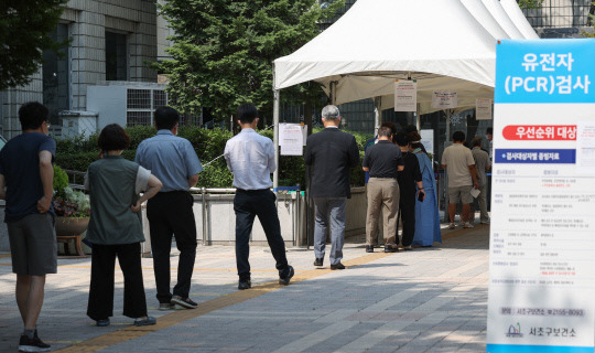 지난 4일 서울 서초구보건소 선별진료소가 코로나19 확산세로 붐비고 있다. [사진=연합뉴스]