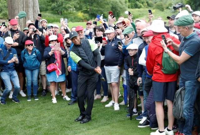‘골프 황제’ 타이거 우즈가 5일 아일랜드 리머릭 어데어 매너 골프코스(파72)에서 열린 이벤트 대회 ‘JP 맥매너스 프로암’ 1라운드 경기 도중 러프에 빠진 공을 빼내고 있다. 5월 22일 미국프로골프(PGA)투어 PGA챔피언십 3라운드 기권 이후 한 달 반 만에 공식 경기에 나선 우즈의 모습을 담으려 갤러리들은 스마트폰을 꺼내 들었다. 리머릭=AP 뉴시스