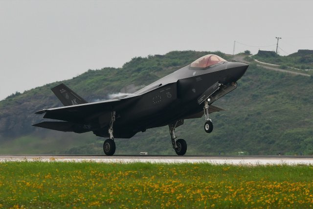 현존하는 세계 최강 스텔스기 중 하나로 꼽히는 미공군의 F-35A 6대가 5일 한반도로 전개했다. 미 공군은 14일까지 대한민국 공군과 함께 연합훈련을 펼칠 예정이다. 미 공군 제공