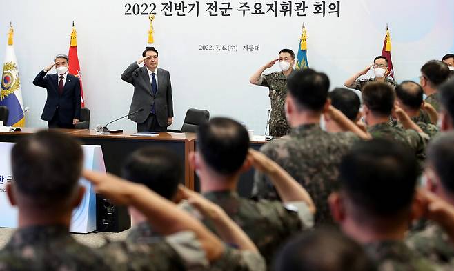 윤석열 대통령이 6일 충남 계룡대에서 열린 2022년 전반기 전군 주요지휘관 회의에서 군 지휘관들의 거수경례를 받고 있다. 대통령실사진기자단