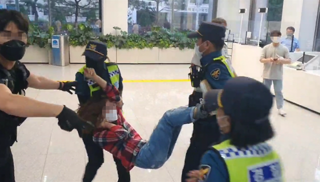 서울도시가스 안전점검원들이 지난 5월 24일 서울시청 서소문청사 별관 로비에서 시청 관계자와의 면담을 요구하다가 경찰의 제지로 끌려나가고 있다. 점검원들은 "서울시가 산정한 임금 수준에 맞는 월급을 받지 못하고 있다"고 주장했다. 민주노총 공공운수노조 서울지역공공서비스지부 제공