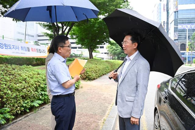 12년 만에 시정 교체를 이룬 원강수(국민의힘) 원주시장이 지난 4일 취임 후 첫 민생 행보로 원주고속버스터미널 임시 승강장을 방문, 이용객 불편 사항을 점검하고 조속히 현안을 해결하겠다는 의지를 보였다. 원주시 제공