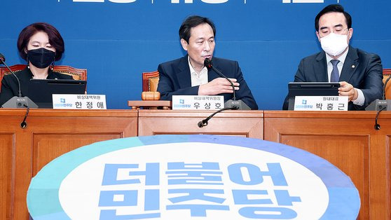 우상호 더불어민주당 비상대책위원장이 6일 오전 서울 여의도 국회에서 열린 비상대책위원회의에서 발언하지 않고 박홍근 원내대표에게 발언을 넘기고 있다. 이날 우 비대위원장은 전당대회 룰을 둘러싼 당내 논란을 의식한 듯 "전 오늘 모두 발언하지 않겠다"고 했다. 뉴스1