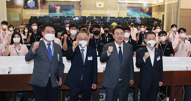 윤석열 대통령이 6일 대전 유성구 한국항공우주연구원에서 우주경제 비전 선포식을 가진 뒤 위성종합관제실에서 누리호 발사 위성 및 국가위성 운영 현황 브리핑을 들은 뒤 직원들과 기념촬영을 하고 있다. [대통령실사진기자단]