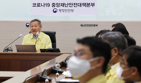 이상민 행정안전부 장관(왼쪽)이 6일 오전 세종시 정부세종2청사 중앙재난안전상황실에서 열린 신종 코로나바이러스 감염증(코로나19) 대응 중앙재난안전대책본부 회의에서 발언하고 있다. 연합뉴스