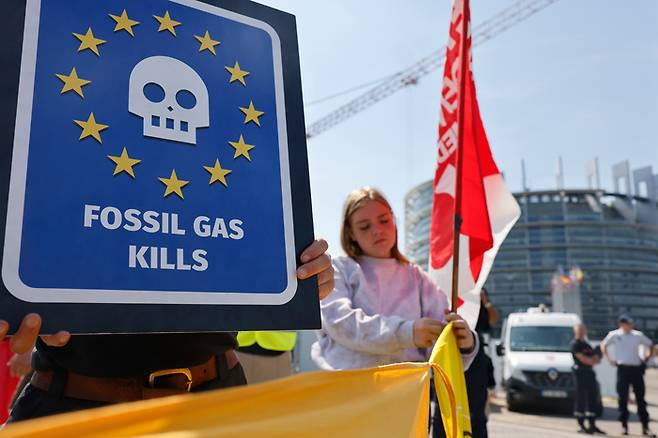유럽의회가 원전과 가스를 녹색분류체계에 포함시키기로 한 6일 기후활동가들이 회의가 열리는 프랑스 스트라스부르에서 시위를 벌이고 있다. AP연합뉴스
