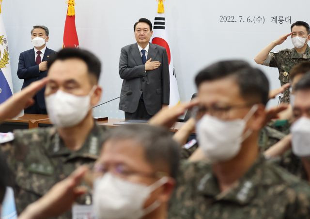 윤석열 대통령이 6일 오전 충남 계룡대에서 열린 전군 주요지휘관회의에서 국기에 경례를 하고 있다. 연합뉴스