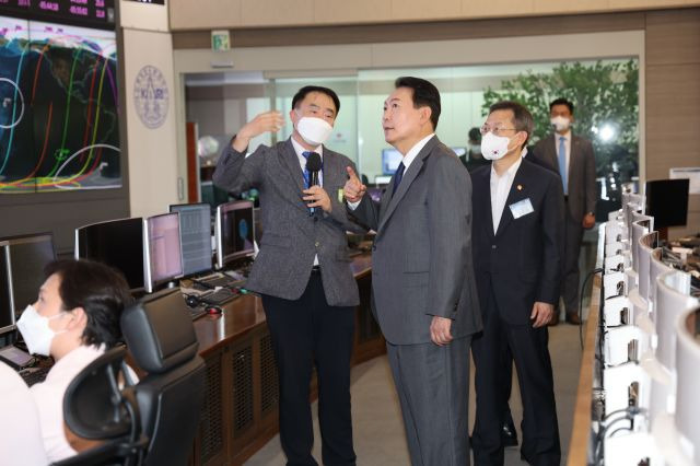 윤석열 대통령이 6일 오후 대전시 유성구 한국항공우주연구원에서 열린 우주경제 비전 선포식에서 참석한 뒤 위성운영동 종합관제실을 방문해 브리핑을 듣고 있다. 연합뉴스