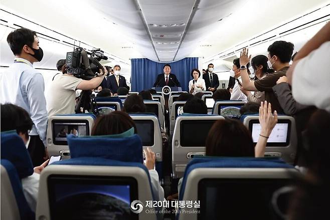 ▲ 지난달 30일 윤석열 대통령이 한국으로 이동하는 비행기 내에서 기자 간담회를 진행하고 있다. 사진=대통령실