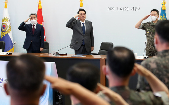 (계룡=뉴스1) 오대일 기자 = 윤석열 대통령이 6일 충남 계룡대에서 열린 2022년 전반기 전군 주요지휘관 회의에서 군 지휘관들의 거수경례를 받고 있다. 대통령실사진기자단 2022.7.6/뉴스1