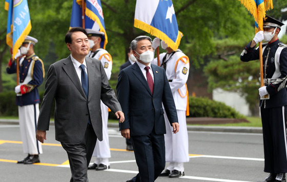 (계룡=뉴스1) 오대일 기자 = 윤석열 대통령이 6일 충남 계룡대에서 열린 2022년 전반기 전군 주요지휘관 회의에 앞서 이종섭 국방부 장관과 함께 3군 사열대의 도열을 받으며 입장하고 있다. 대통령실사진기자단 2022.7.6/뉴스1