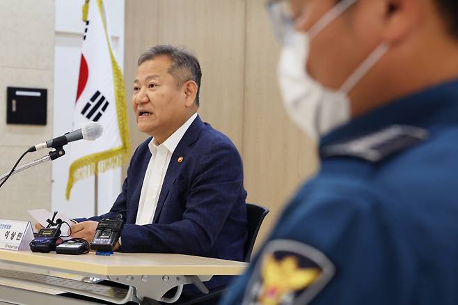 이상민 행정안전부 장관이 경찰제도 개선안에 대한 일선 경찰관들의 의견 청취를 위해 지난 5일 오후 세종시 보람동에 있는 세종남부경찰서를 방문, 인사말하고 있다. [연합]