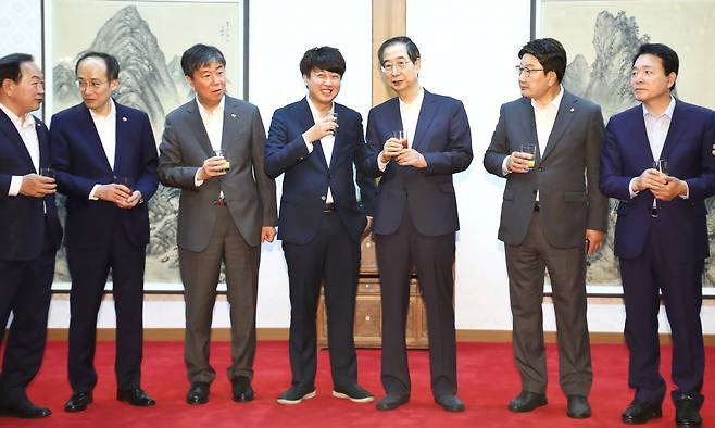 6일 오전 서울 종로구 국무총리 서울공관에서 열린 제1차 고위 당정협의회에서 추경호경제부총리겸 기획재정부장관 이준석 국민의힘대표, 한덕수국무총리,권성동국민의힘 원내대표,김대기 대통령실 비서실장 등이 기념촬영을 하고 있다. [이상섭 기자]