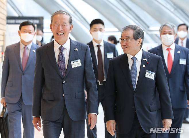 [서울=뉴시스] 김금보 기자 = 허창수(왼쪽) 전국경제인연합회 회장과 도쿠라 마사카즈 일본 경제단체연합회 회장이 4일 오전 서울 여의도 전경련회관에서 열린 제 29회 한일재계회의에 입장하고 있다. 2022.07.04. kgb@newsis.com