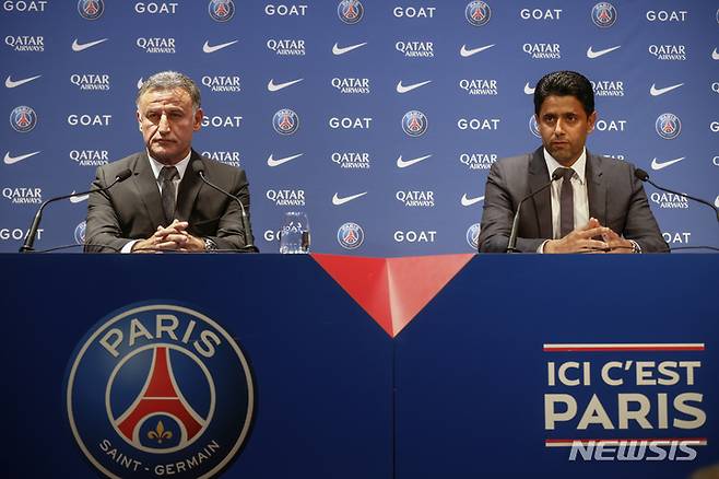 [파리=AP/뉴시스]파리 생제르맹 사령탑에 선임된 크리스토프 갈티에(왼쪽) 감독과 나세르 알 켈라이피 회장. 2022.07.06.