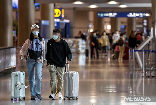 [인천공항=뉴시스] 정병혁 기자 = 4일 인천국제공항 1터미널 입국장이 사람들로 붐비고 있다.  인천공항 이용객은 코로나19 이후 처음으로 7월 첫째주 일일 여객 수가 5만명을 넘어선 것으로 집계됐다. 2022.07.04. jhope@newsis.com