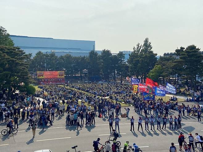 [울산=뉴시스]현대자동차 노조가 25일 오후 울산공장 본관 앞 광장에서 2022년 단체교섭 출정식을 개최하고 있다. (사진=현대차 노조 제공) 2022.05.25. photo@newsis.com *재판매 및 DB 금지