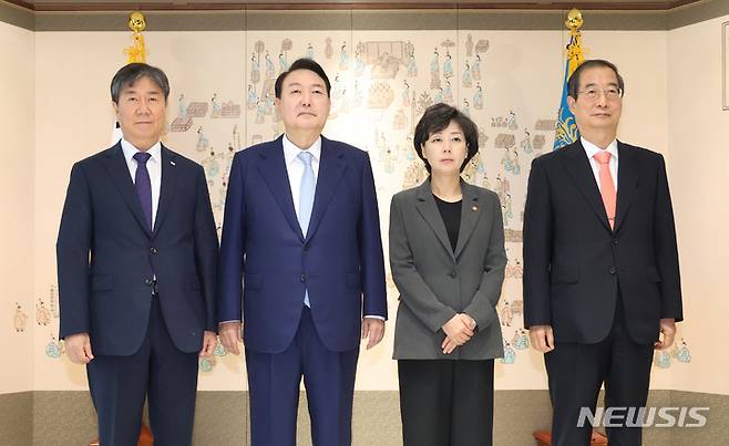 [서울=뉴시스] 전신 기자 = 윤석열 대통령이 5일 오전 서울 용산 대통령실 청사에서 박순애 사회부총리 겸 교육부 장관에게 임명장을 수여한 후 기념촬영하고 있다. 왼쪽부터 김대기 비서실장, 윤 대통령, 박 부총리, 한덕수 국무총리. (사진=대통령실통신사진기자단) 2022.07.05. photo1006@newsis.com